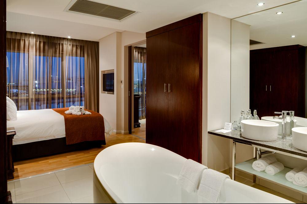 Protea Hotel By Marriott Transit O.R. Tambo Airport Kempton Park Bagian luar foto