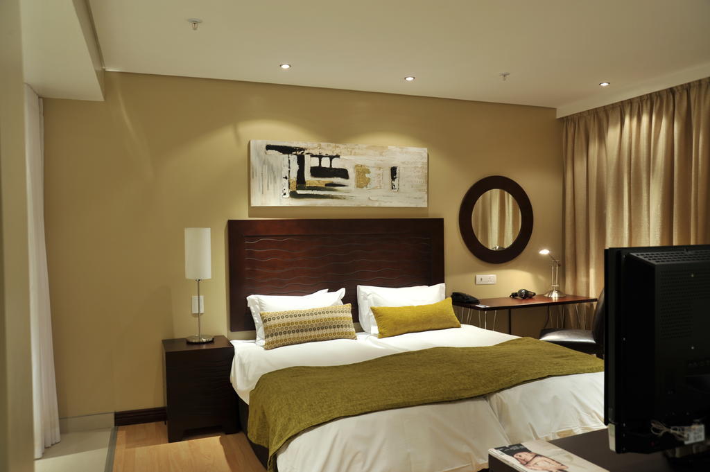 Protea Hotel By Marriott Transit O.R. Tambo Airport Kempton Park Bagian luar foto