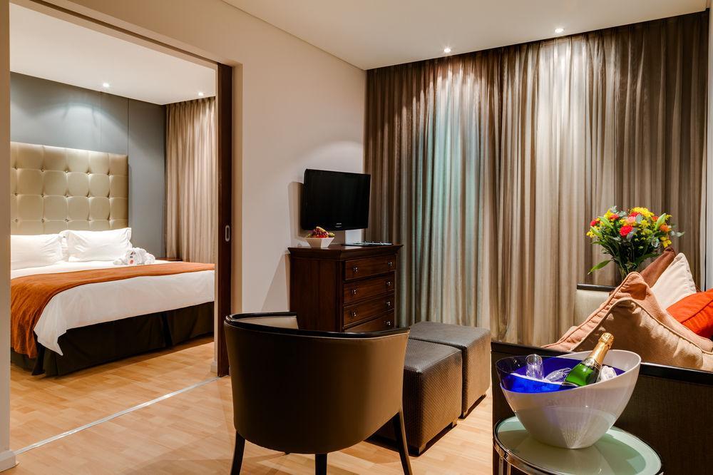 Protea Hotel By Marriott Transit O.R. Tambo Airport Kempton Park Bagian luar foto