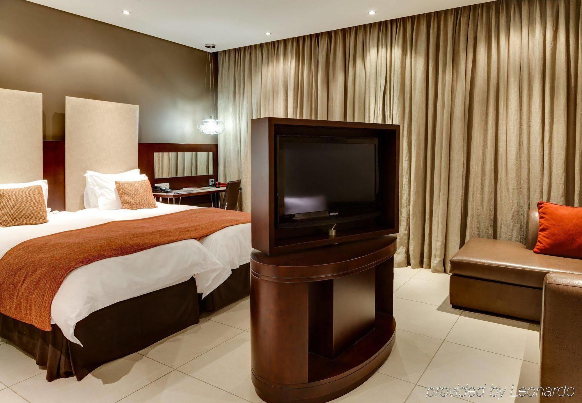 Protea Hotel By Marriott Transit O.R. Tambo Airport Kempton Park Bagian luar foto