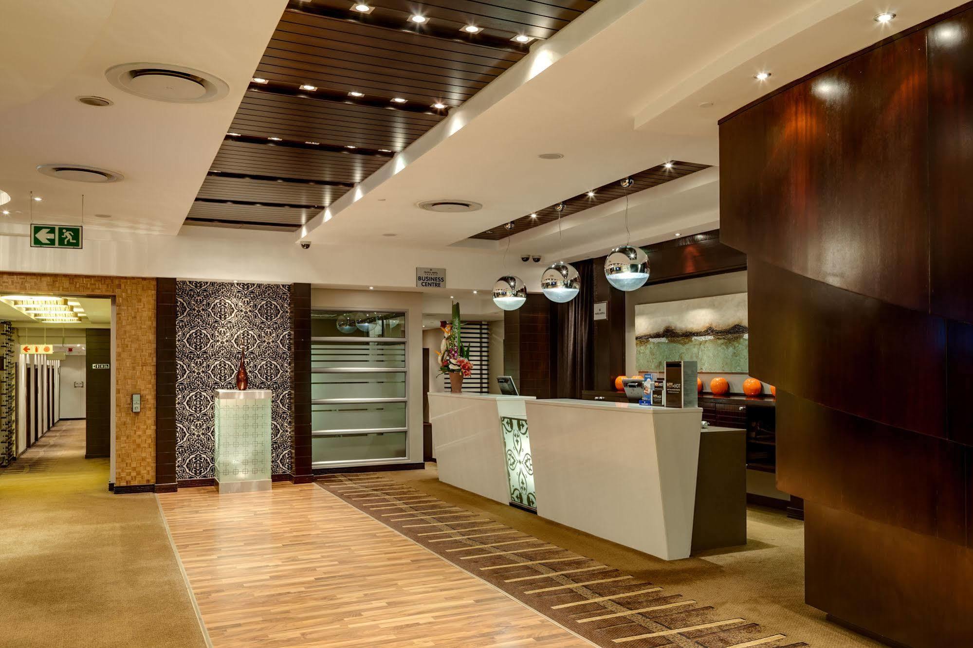 Protea Hotel By Marriott Transit O.R. Tambo Airport Kempton Park Bagian luar foto