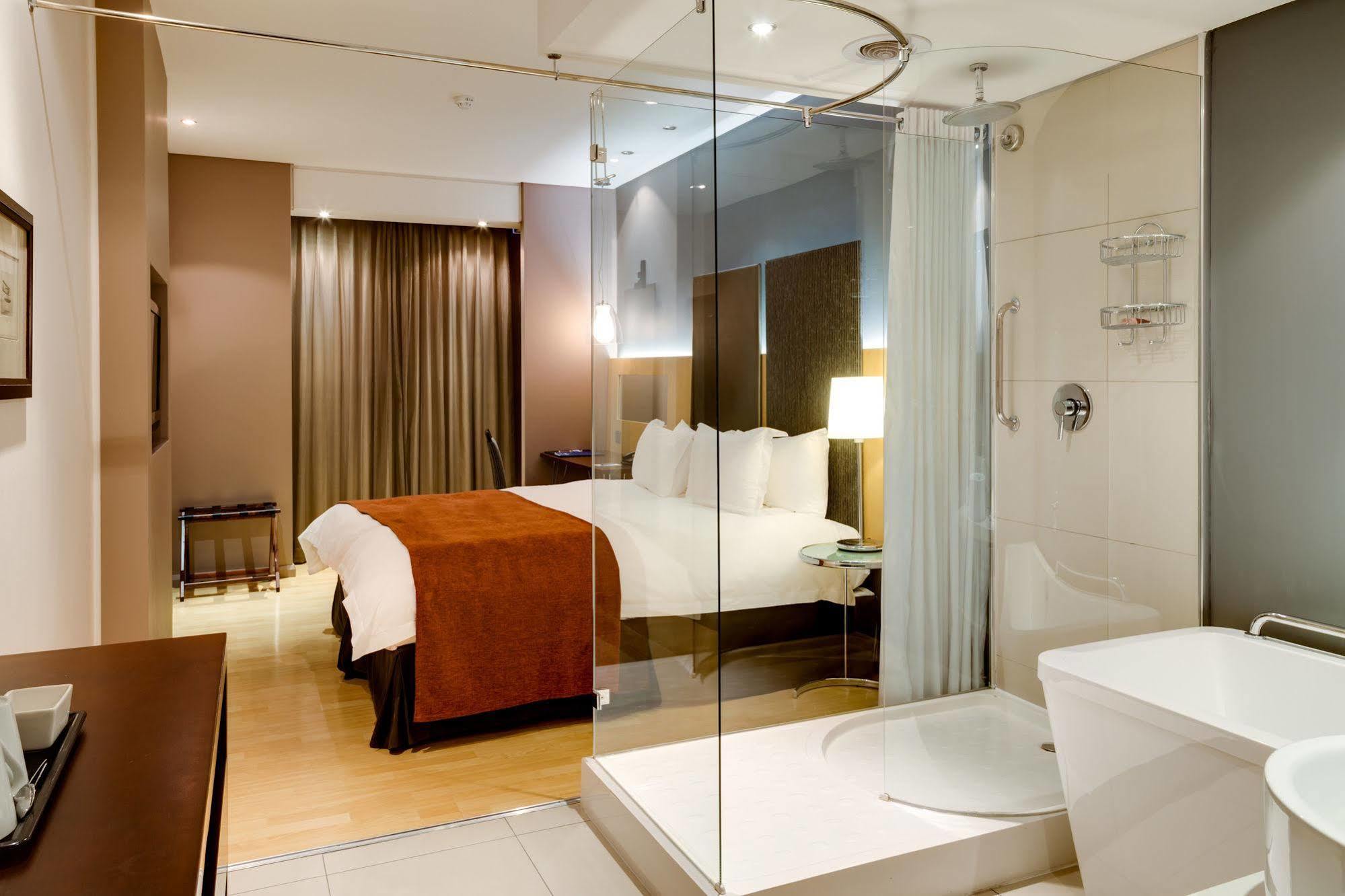 Protea Hotel By Marriott Transit O.R. Tambo Airport Kempton Park Bagian luar foto