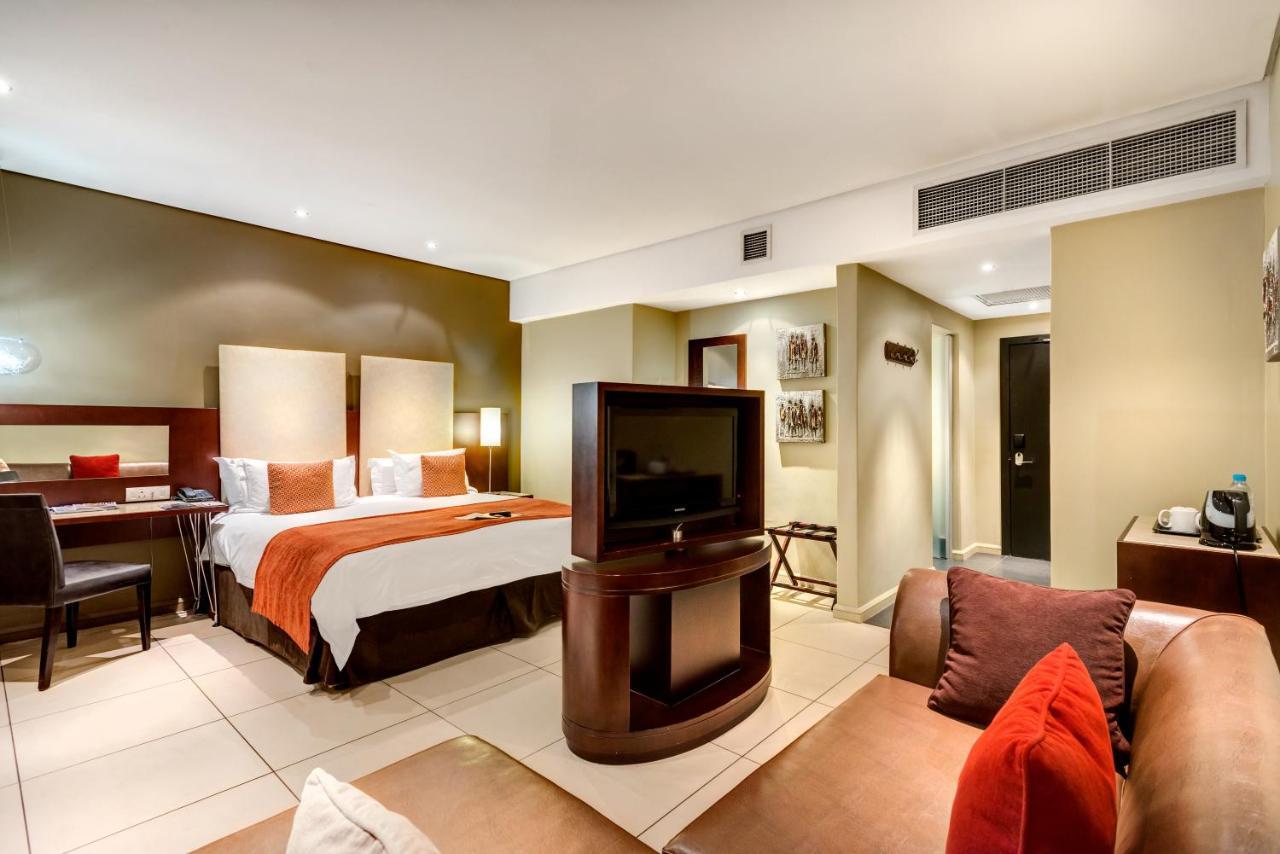Protea Hotel By Marriott Transit O.R. Tambo Airport Kempton Park Bagian luar foto